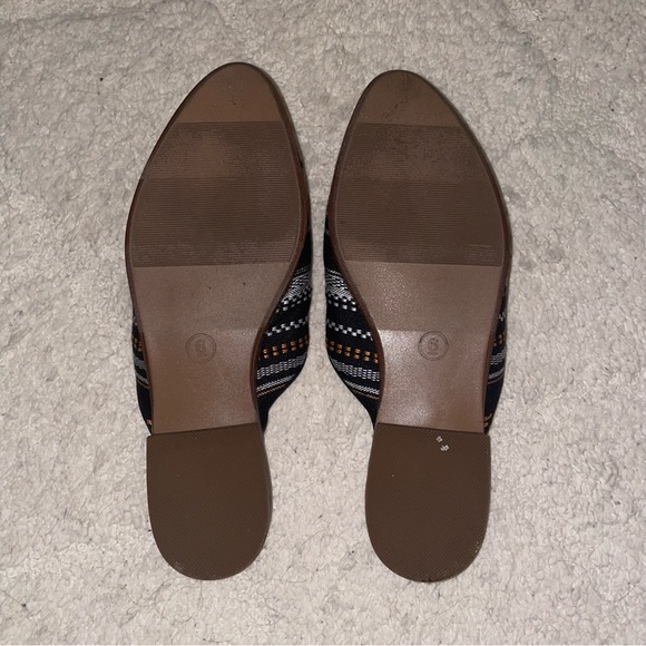 Universal Thread Pointed Flats | Size 6 - Picture 4 of 4